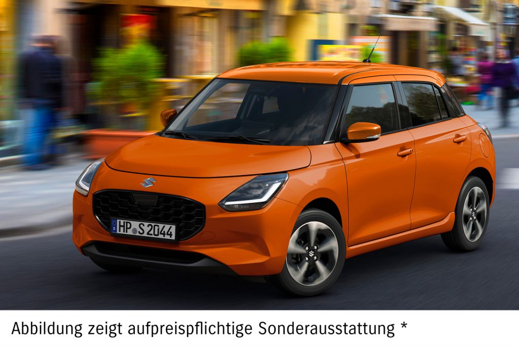 Orangener Suzuki Swift fährt auf der Straße in einer Kurve.