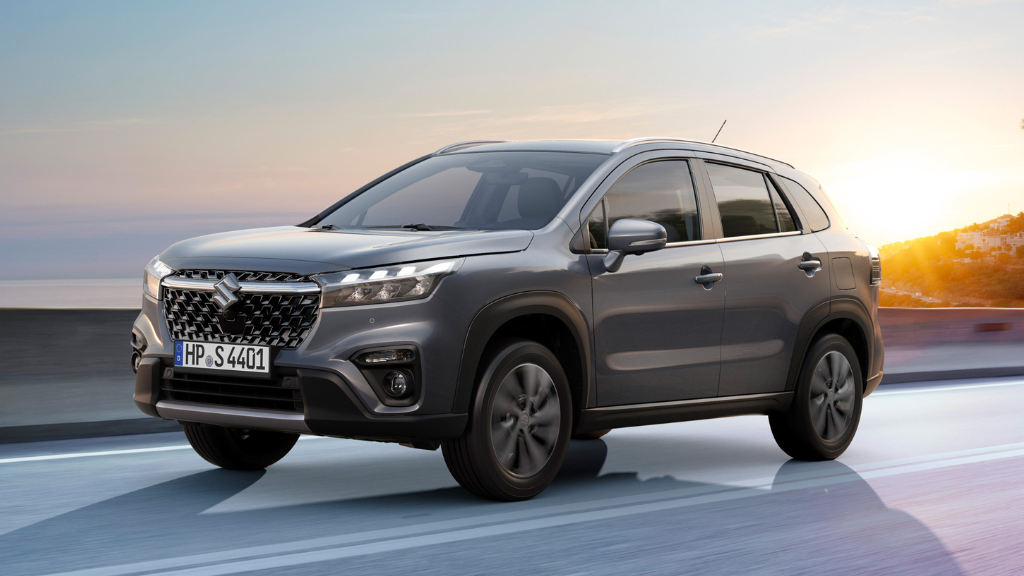 Grauer Suzuki S-Cross in Front-Seitenansicht auf einer Brücke vor untergehender Sonne