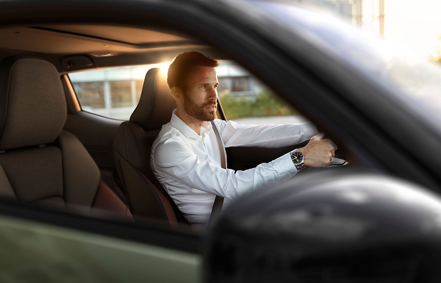 Mann sitzt am Steuer eines Fahrzeugs.