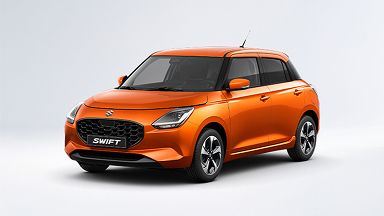 Der Suzuki Swift in orange in der Variante Comfort+ vor neutralem weißen Hintergrund.