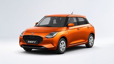 Der Suzuki Swift in orange in der Basisvariante Club vor neutralem weißen Hintergrund.