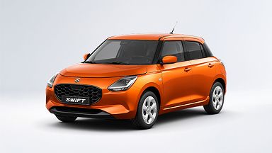 Der Suzuki Swift in orange in der Variante Comfort vor neutralem weißen Hintergrund.